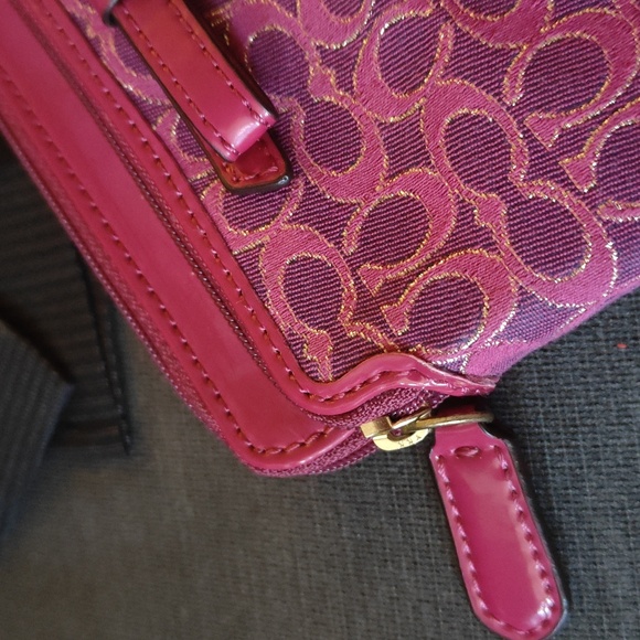 Coach Poppy Signature Bow Wristlet Fuchsia & Gold - Picture 16 of 17